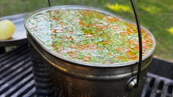 Казан с супом на огне