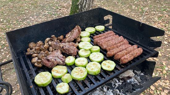 Роштиль: чевапи, мясо и кабачки на решётке