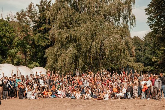 Общая фотография всех участников слёта на поляне перед лесом